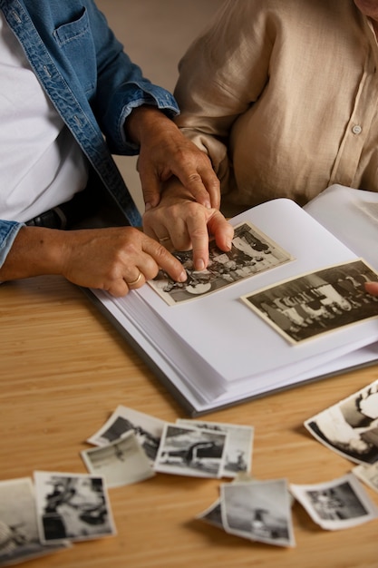 Pessoas olhando por cima do álbum de fotos