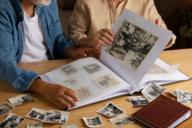 Pessoas olhando por cima do álbum de fotos