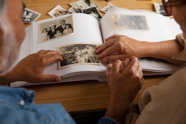 Foto grátis pessoas olhando por cima do álbum de fotos