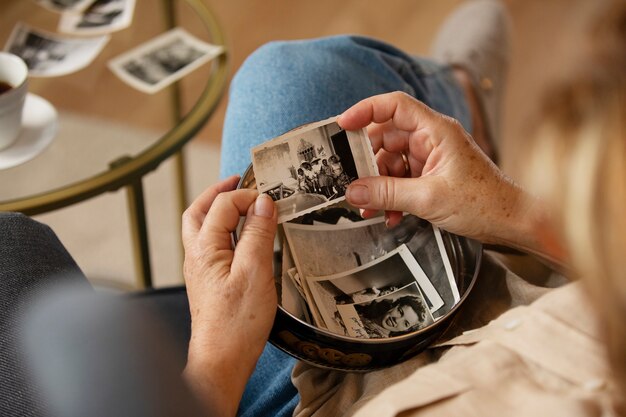 Pessoas olhando por cima do álbum de fotos