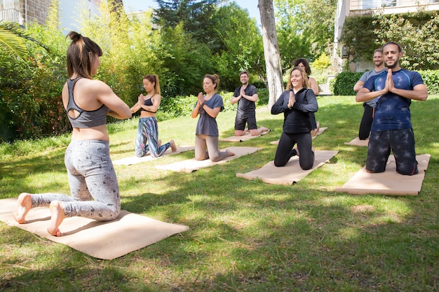Pessoas pacíficas, desfrutando de prática de yoga