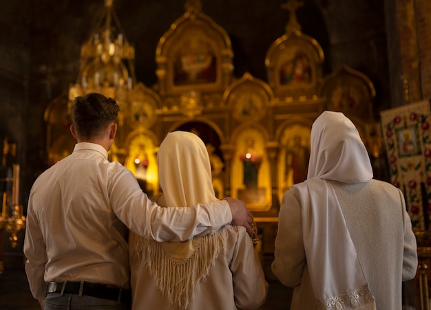 Pessoas participando de sermão na igreja em comemoração à páscoa grega