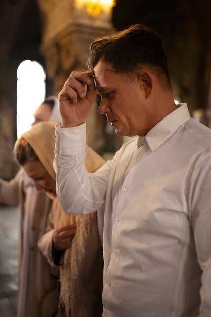 Pessoas participando de sermão na igreja em comemoração à páscoa grega