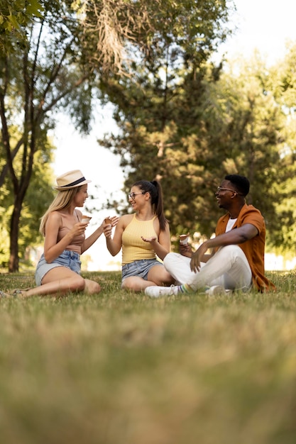 Pessoas passando tempo juntas ao ar livre