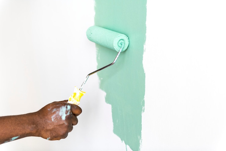 Foto grátis pessoas pintando a parede da casa