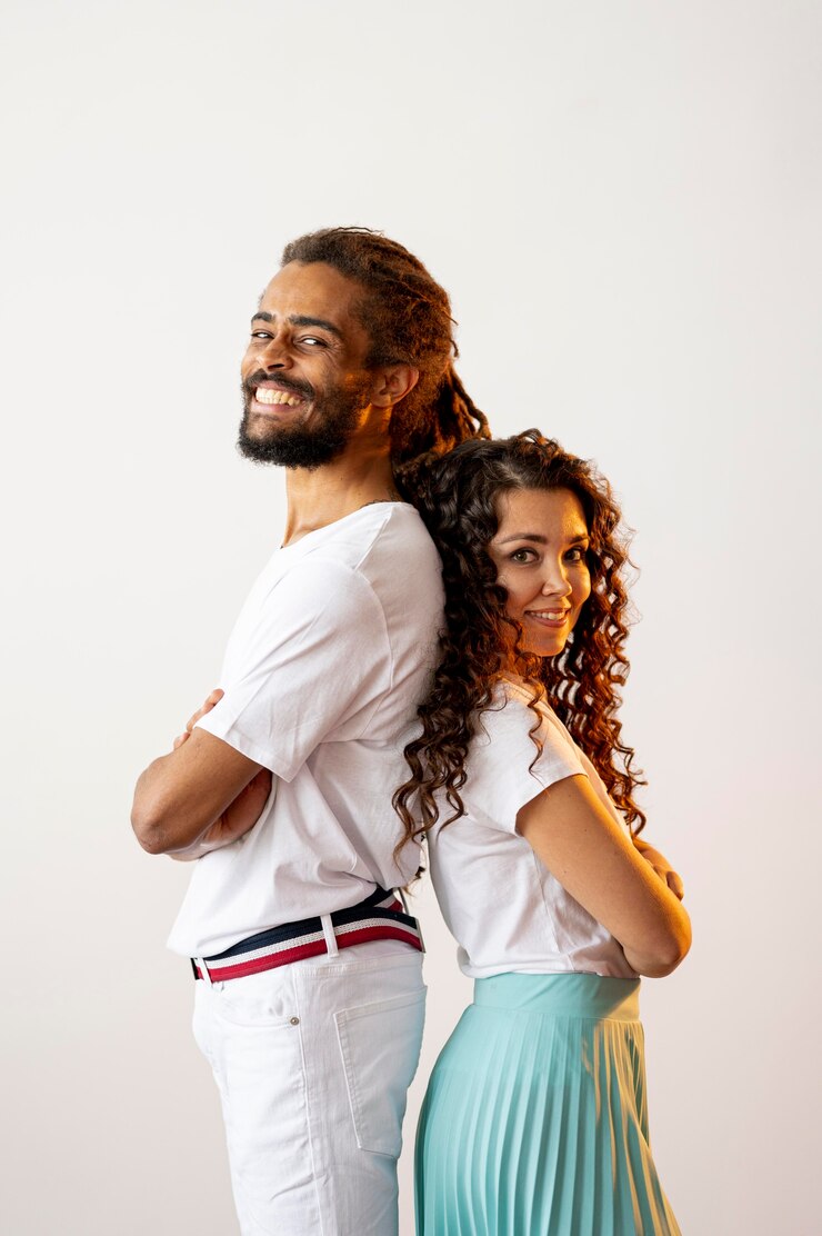Foto grátis pessoas posando de costas