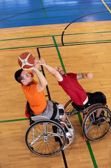 Pessoas praticando esportes com deficiência