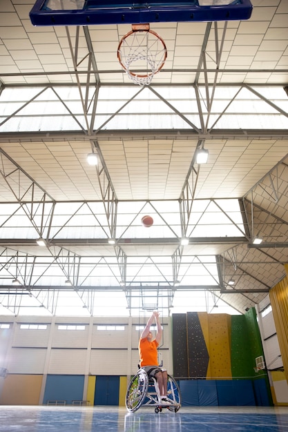 Foto grátis pessoas praticando esportes com deficiência