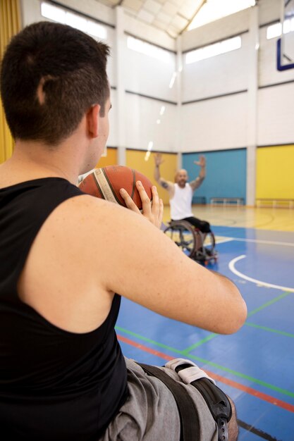 Pessoas praticando esportes com deficiência