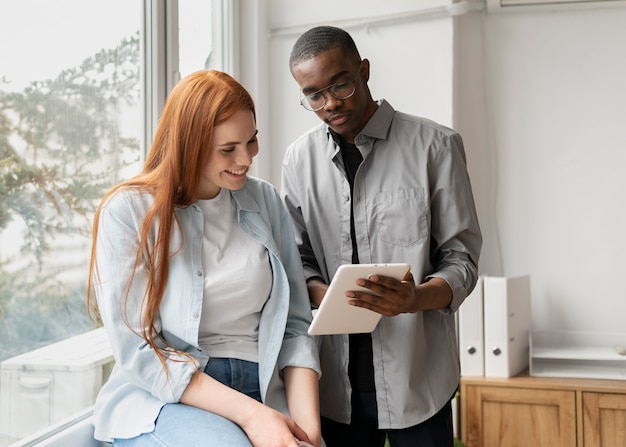 Pessoas praticando integração social no espaço de trabalho