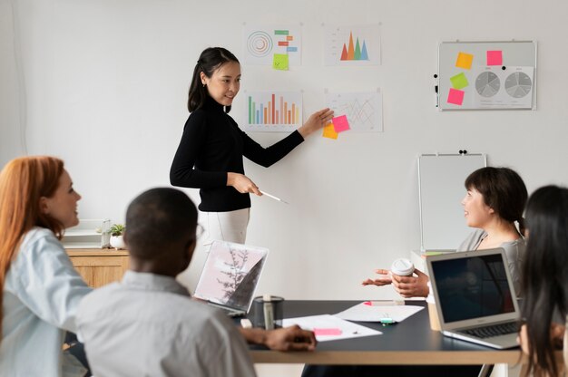 Pessoas praticando integração social no espaço de trabalho