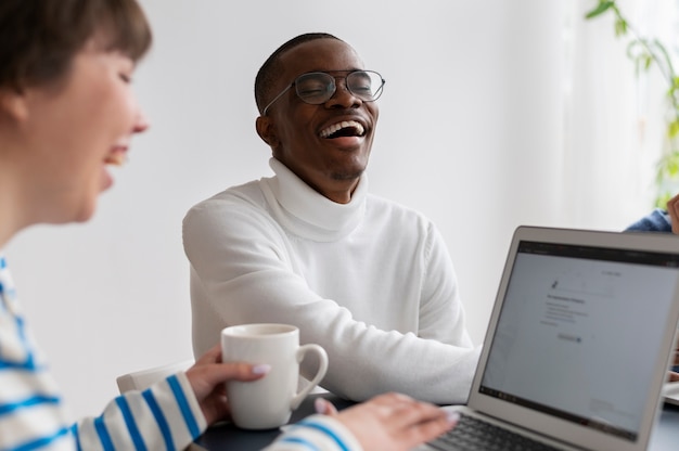 Pessoas praticando integração social no espaço de trabalho