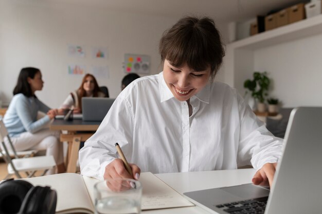 Pessoas praticando integração social no espaço de trabalho