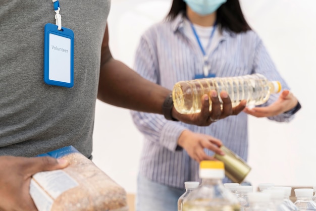 Pessoas preparando um banco de alimentos de caridade para pessoas pobres