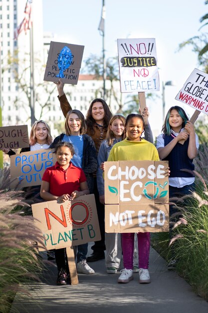 Pessoas protestando com cartazes ao ar livre para o dia mundial do meio ambiente