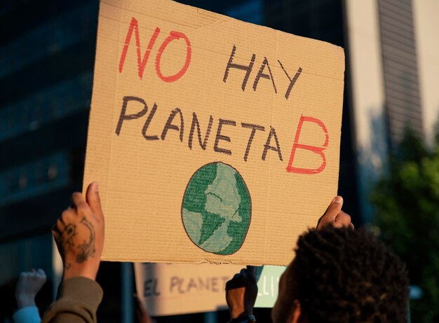 Pessoas protestando com cartazes de perto