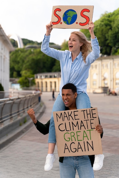 Pessoas protestando juntas contra o aquecimento global