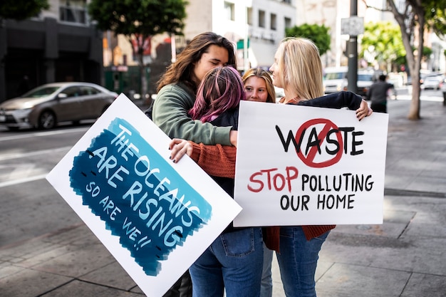 Foto grátis pessoas protestando pelo dia mundial do meio ambiente