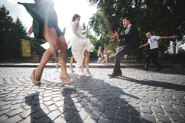 Pessoas que comemoram o casamento na rua