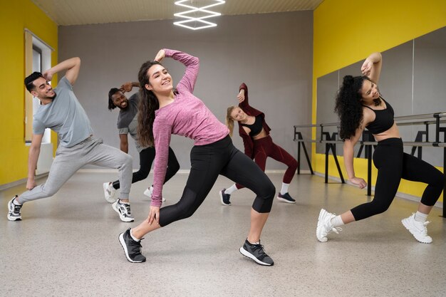 Pessoas que participam da aula de terapia de dança