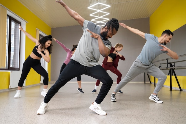 Pessoas que participam da aula de terapia de dança