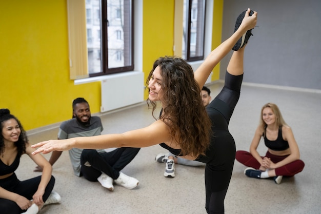 Foto grátis pessoas que participam da aula de terapia de dança