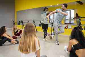 Foto grátis pessoas que participam da aula de terapia de dança