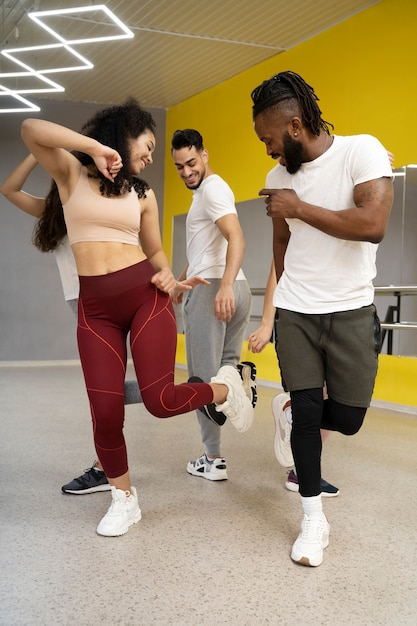 Pessoas que participam da aula de terapia de dança