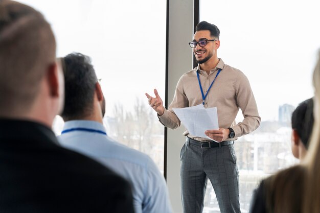 Pessoas que participam do evento de negócios