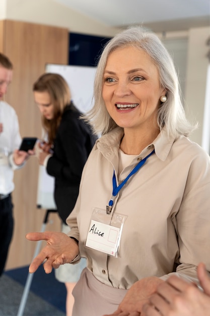 Pessoas que participam do evento de negócios