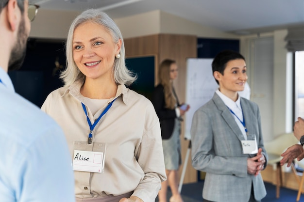 Pessoas que participam do evento de negócios