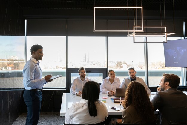 Pessoas que participam do evento de negócios