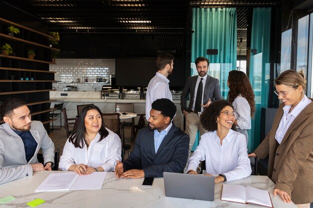 Pessoas que participam do evento de negócios