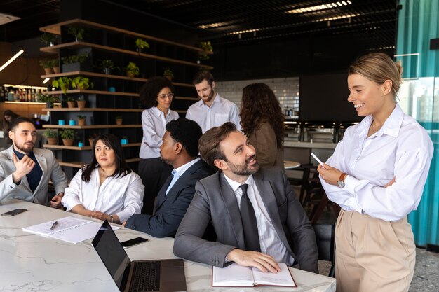 Pessoas que participam do evento de negócios