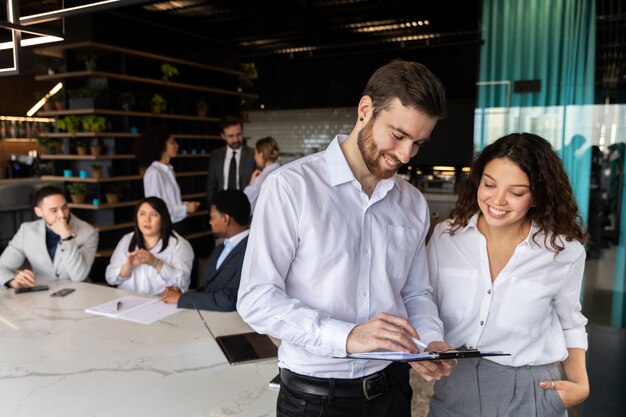 Pessoas que participam do evento de negócios