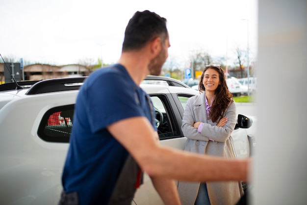 Foto grátis pessoas que passam o tempo no posto de gasolina