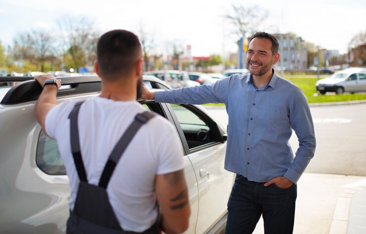 Foto grátis pessoas que passam o tempo no posto de gasolina