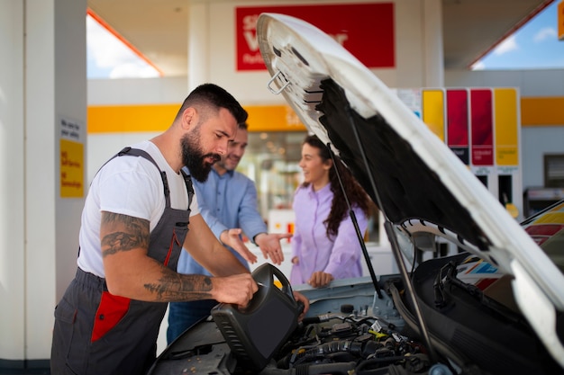 Pessoas que passam o tempo no posto de gasolina