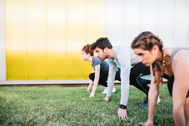 Pessoas que se preparam para correr corrida