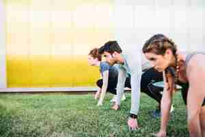 Foto grátis pessoas que se preparam para correr corrida