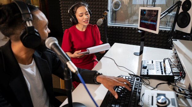 Pessoas que trabalham com equipamento de rádio profissional