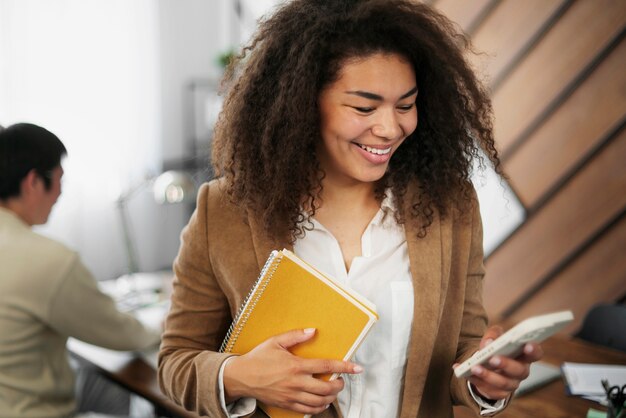 Pessoas que trabalham em escritórios elegantes e aconchegantes