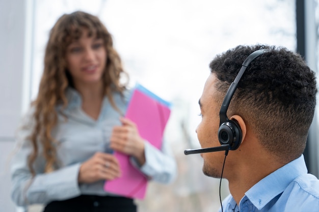 Pessoas que trabalham no call center