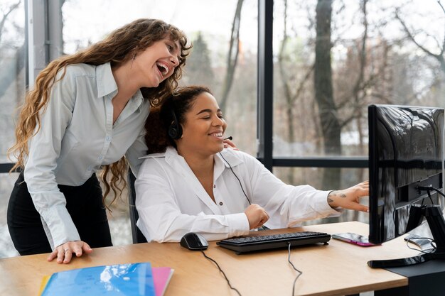 Pessoas que trabalham no call center