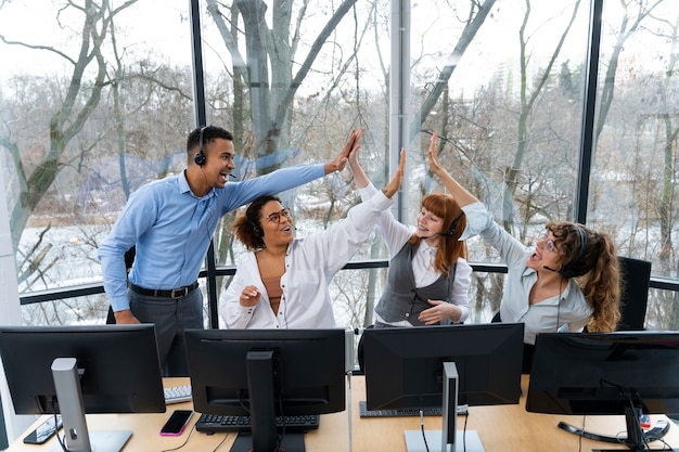 Foto grátis pessoas que trabalham no call center