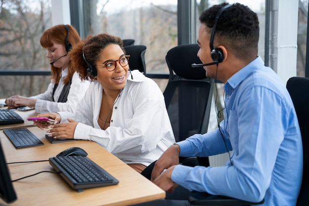 Pessoas que trabalham no call center