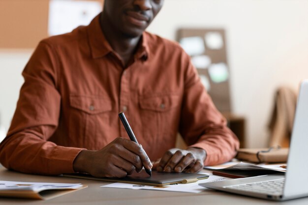 Pessoas que trabalham no escritório elegante e aconchegante