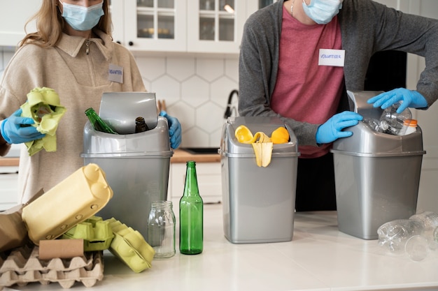 Foto grátis pessoas realizando ações comunitárias