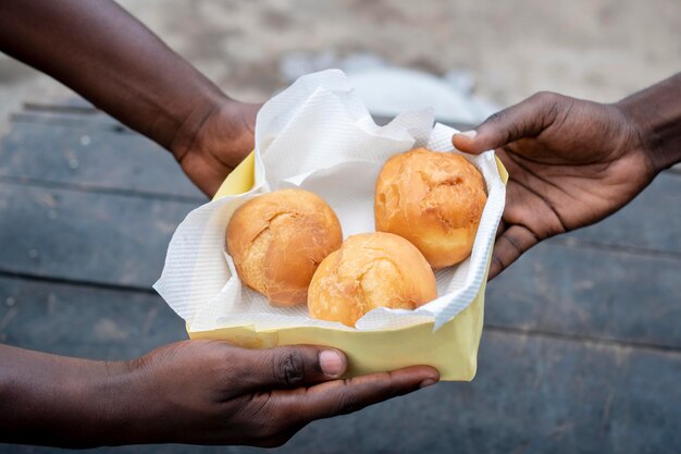 Pessoas recebendo comida de rua