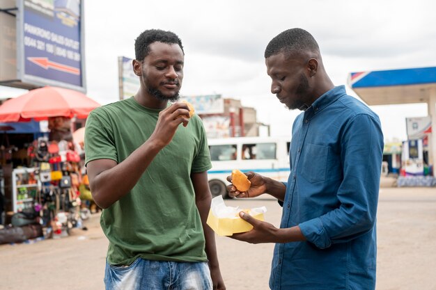 Pessoas recebendo comida de rua